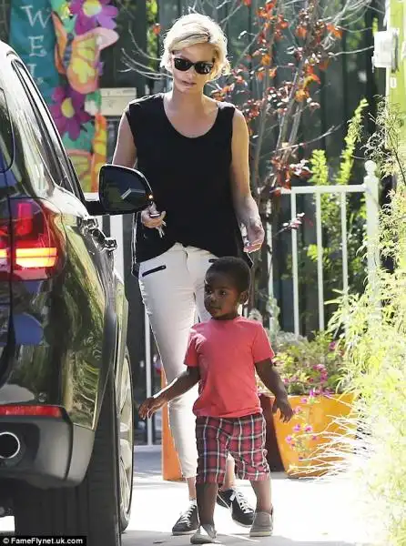 Charlize Theron e il figlio Jackson 