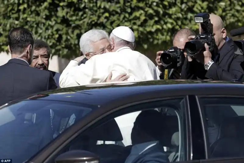 Abbraccio fra il Papa e il Presidente palestinese 