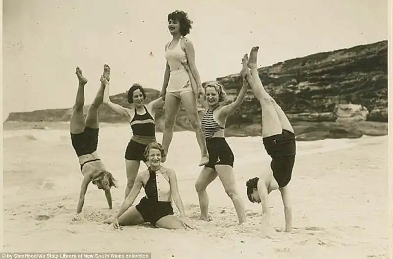 Sei acrobate di Bondi Beach 