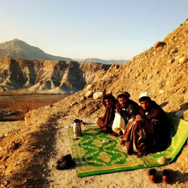 Afghani si godono il tramonto a Jalalabad Road 