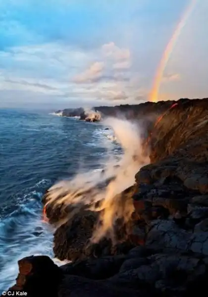 Arcobaleno oltre la lava 