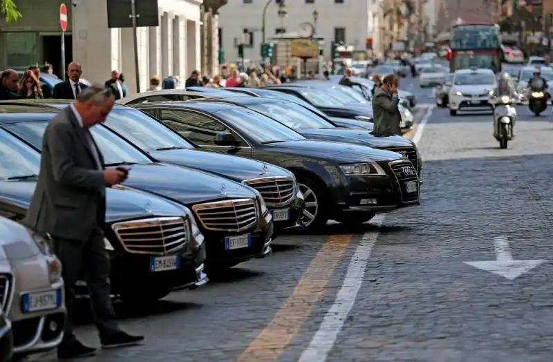 AUTO BLU BLOCCANO VIA NAZIONALE PER L ASSEMBLEA DI BANKITALIA 1