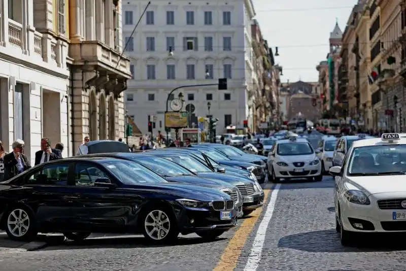 AUTO BLU BLOCCANO VIA NAZIONALE PER L ASSEMBLEA DI BANKITALIA 2