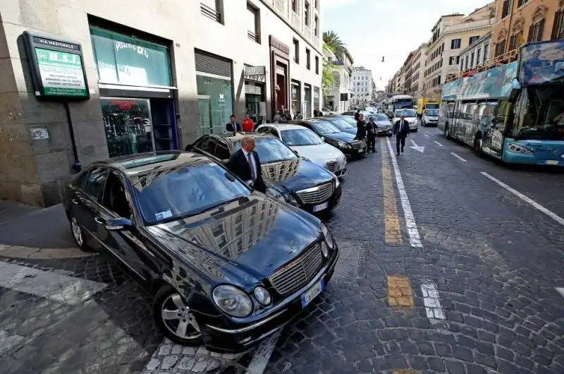 AUTO BLU BLOCCANO VIA NAZIONALE PER L ASSEMBLEA DI BANKITALIA 4