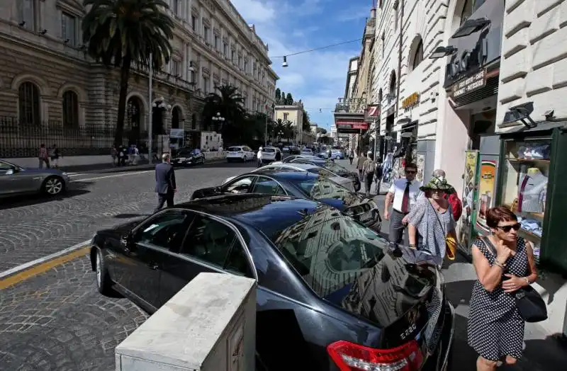 AUTO BLU BLOCCANO VIA NAZIONALE PER L ASSEMBLEA DI BANKITALIA 5