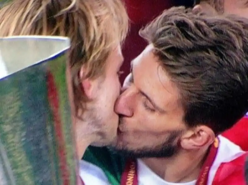 IL BACIO TRA RAKITIC E CARRICO 