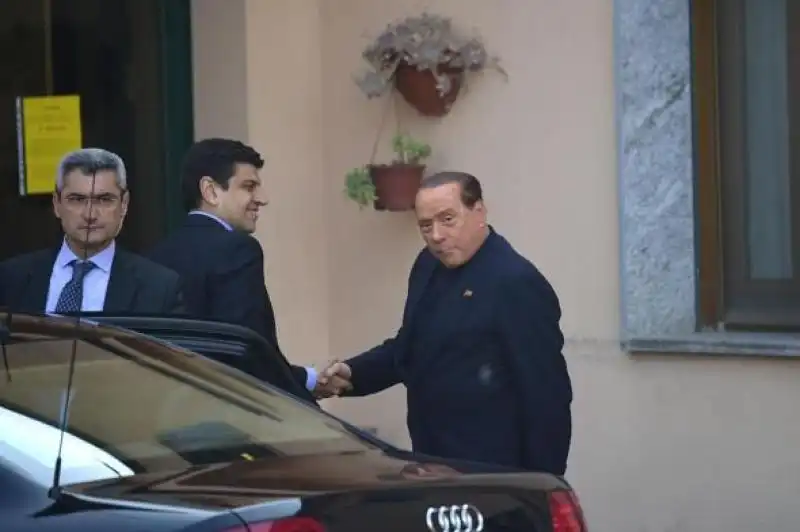 berlusconi arriva alla casa di cura di cesano boscone 