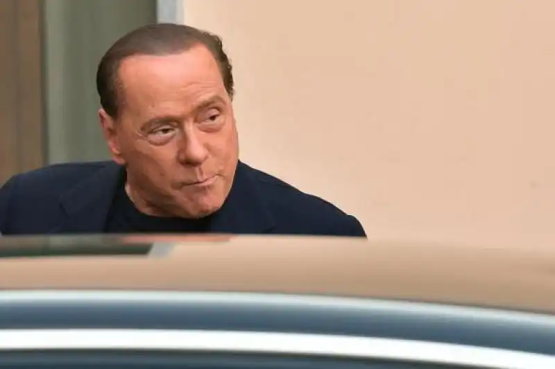 berlusconi arriva alla casa di cura di cesano boscone 