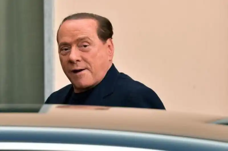 berlusconi arriva alla casa di cura di cesano bosone 