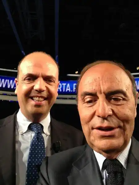 bruno vespa si fa un selfie con alfano 