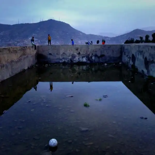 Campo di calcio di Kabul diventa una piscina 