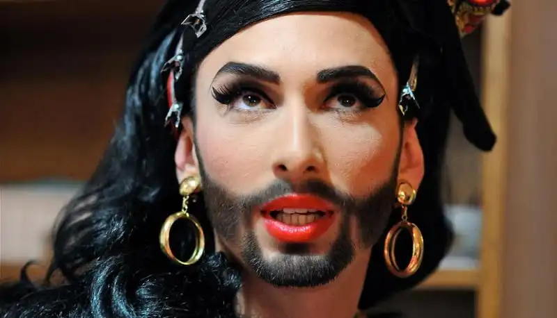 conchita wurst in versione amy winehouse 