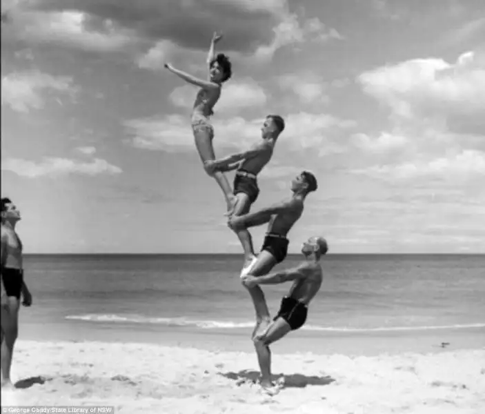 Coreografie di atleti a Bondi Beach 