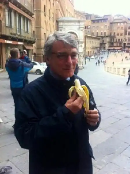 DAVID SASSOLI MANGIA LA BANANA