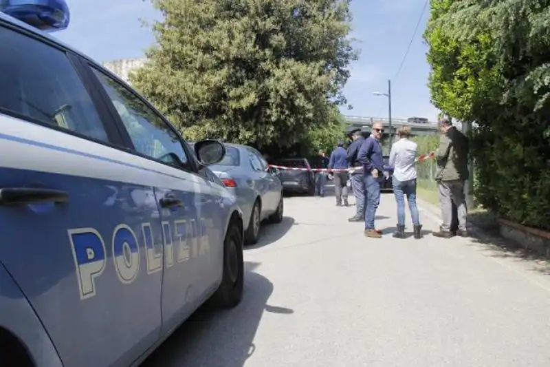 DONNA CROCIFISSA POLIZIA A LAVORO 