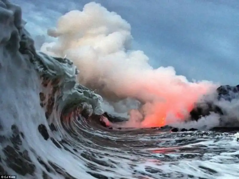 Eruzione del vulcano Kilauea in acqua 