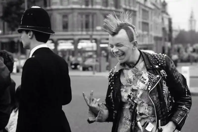 FARAGE AI TEMPI DEL PUNK 