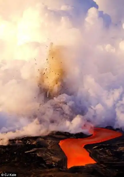 Fiume di lava scende dal vulcano hawaiano 