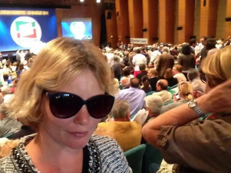 FLAVIA VENTO SELFIE ALLA CONVENTION DI BERLUSCONI 