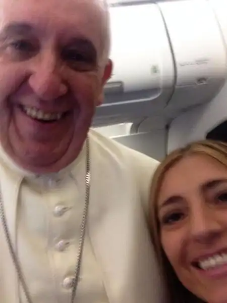 franca giansoldati si fa un selfie con papa francesco 