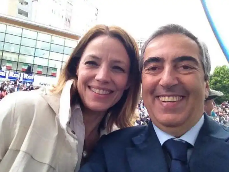 GASPARRI SELFIE CON ELISABETTA GARDINI 