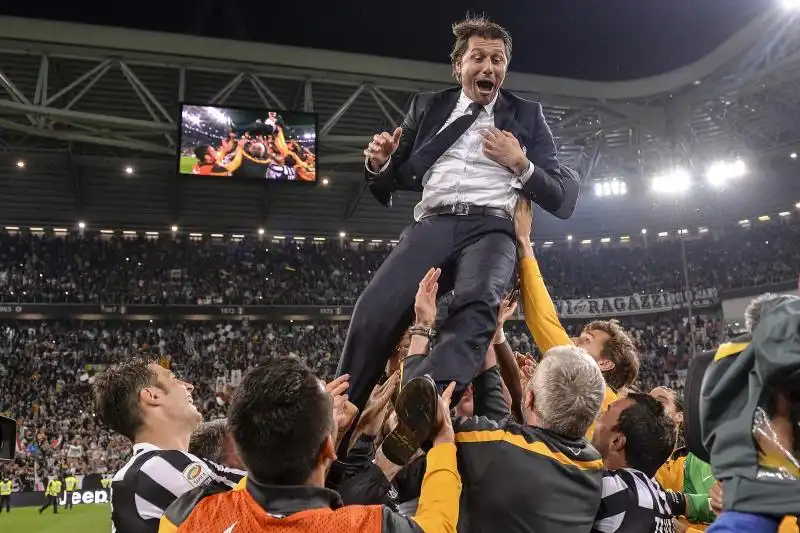 I GIOCATORI DELLA JUVE FESTEGGIANO ANTONIO CONTE DOPO LO SCUDETTO 