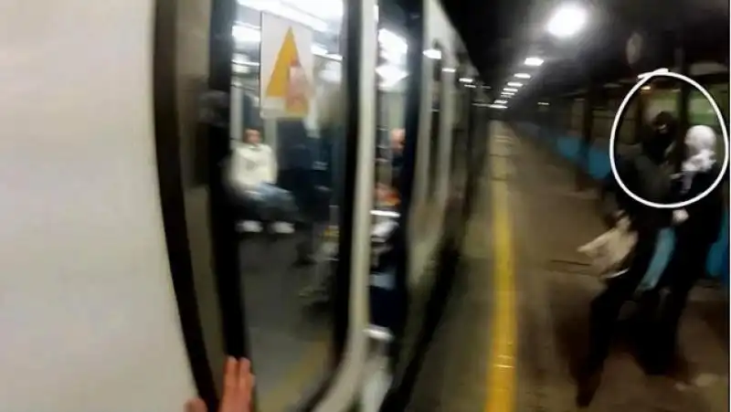 GRAFFITARI ALL ATTACCO DELLA METRO DI MILANO 