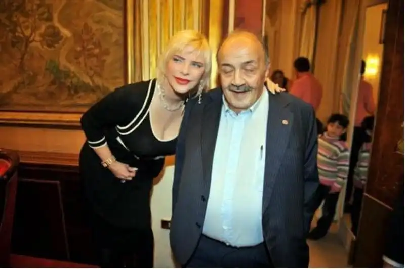 ILONA STALLER E MAURIZIO COSTANZO 