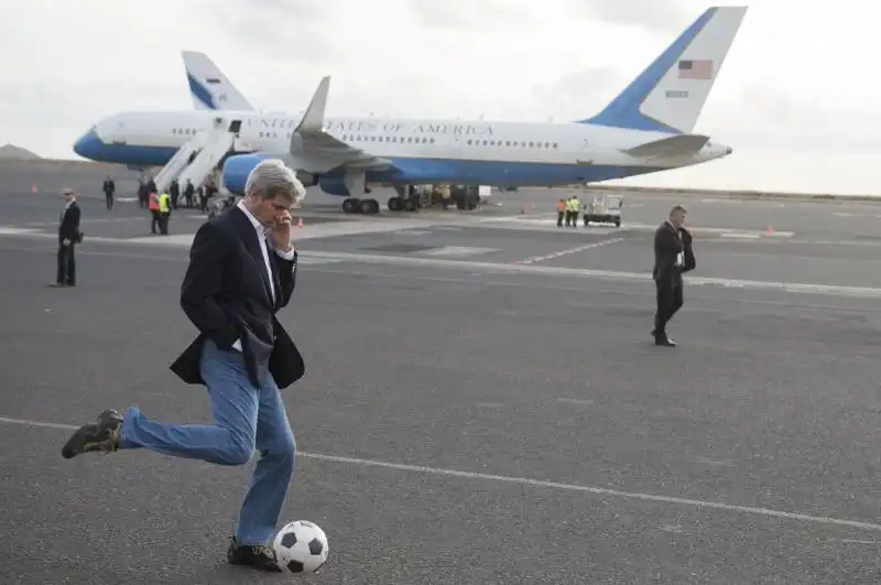 JOHN KERRY GIOCA A CALCIO DURANTE UNA SOSTA CARBURANTE A CAPO VERDE