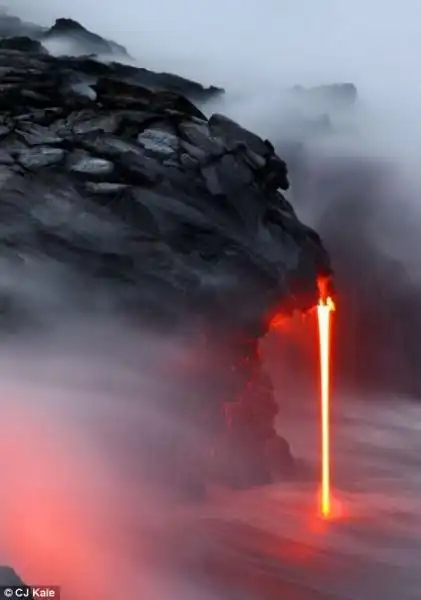 La lava cola nell oceano delle Hawaii 