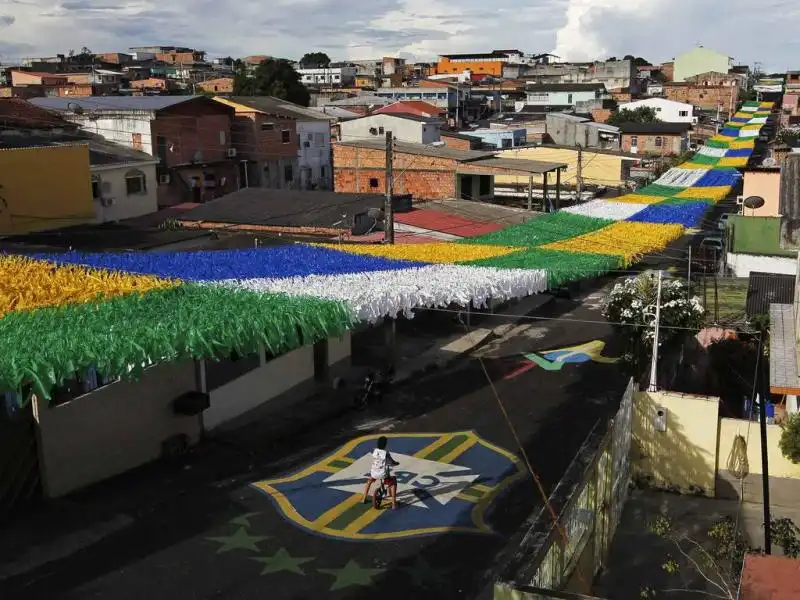 le vie di Manaus decorata per i mondiali di calcio 