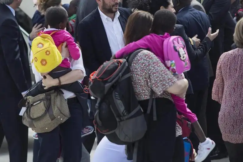 MARIA ELENA BOSCHI E I BAMBINI DEL CONGO FOTO LAPRESSE 