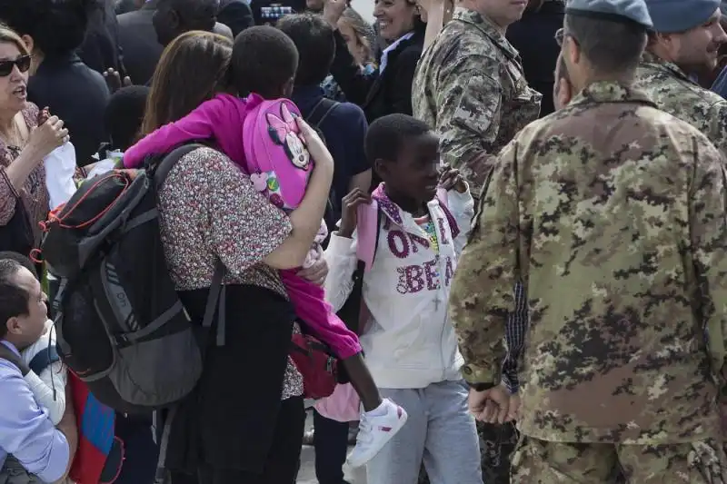 MARIA ELENA BOSCHI E I BAMBINI DEL CONGO FOTO LAPRESSE 