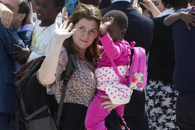 MARIA ELENA BOSCHI E I BAMBINI DEL CONGO FOTO LAPRESSE 