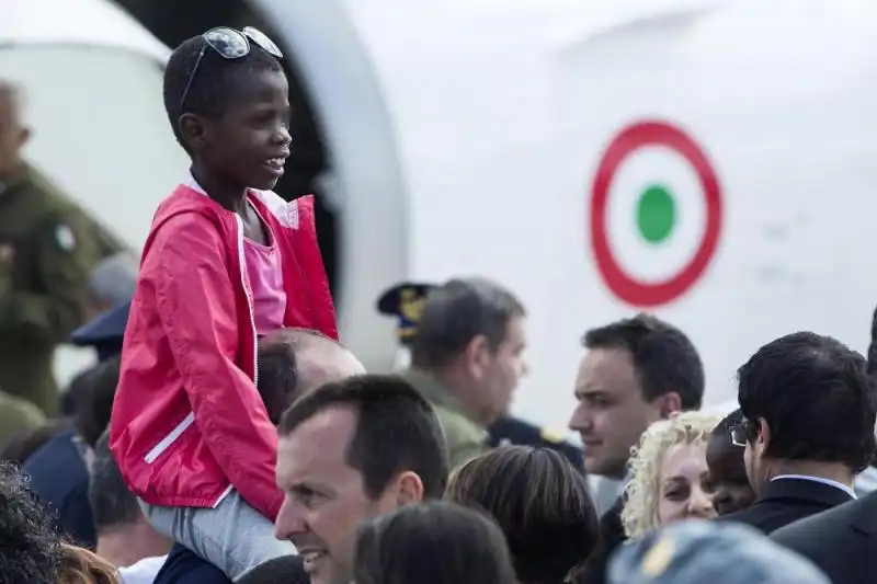 MARIA ELENA BOSCHI E I BAMBINI DEL CONGO FOTO LAPRESSE 