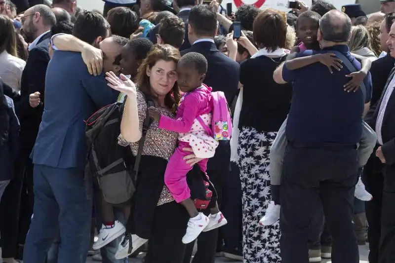 MARIA ELENA BOSCHI E I BAMBINI DEL CONGO FOTO LAPRESSE 