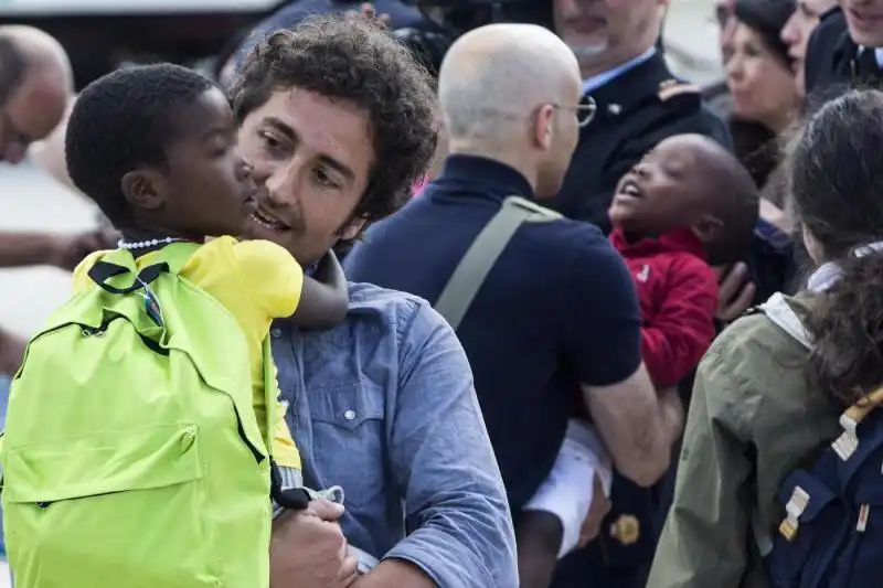 MARIA ELENA BOSCHI E I BAMBINI DEL CONGO FOTO LAPRESSE 