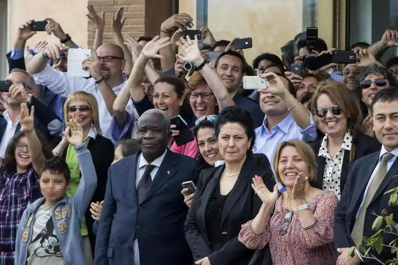 MARIA ELENA BOSCHI E I BAMBINI DEL CONGO FOTO LAPRESSE 