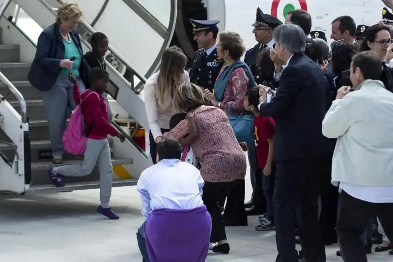 MARIA ELENA BOSCHI E I BAMBINI DEL CONGO FOTO LAPRESSE 