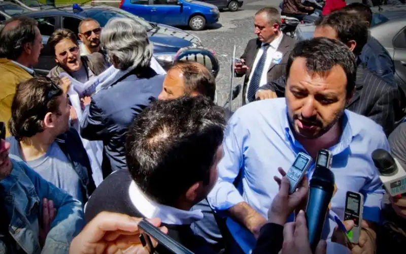 MATTEO SALVINI CONTESTATO A NAPOLI 