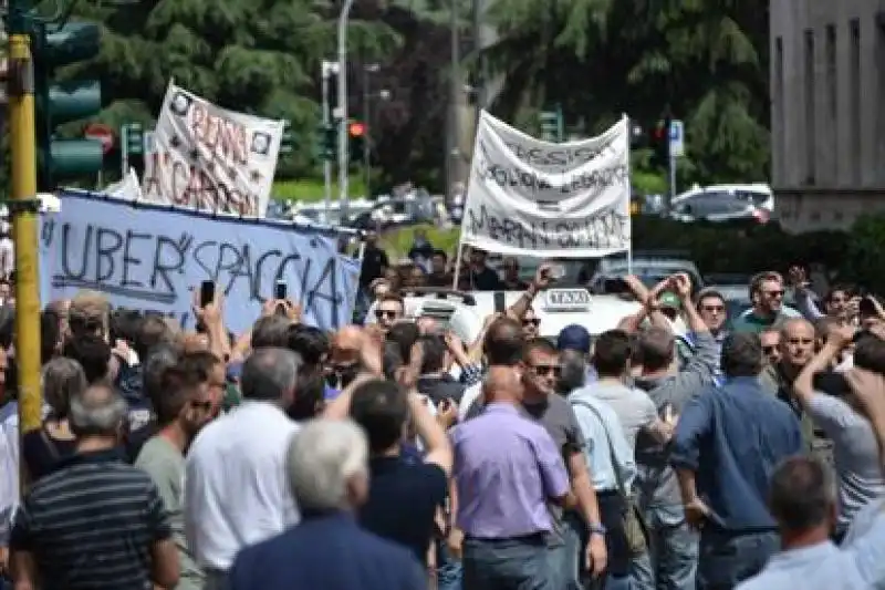 MILANO TASSISTI CONTRO UBER 