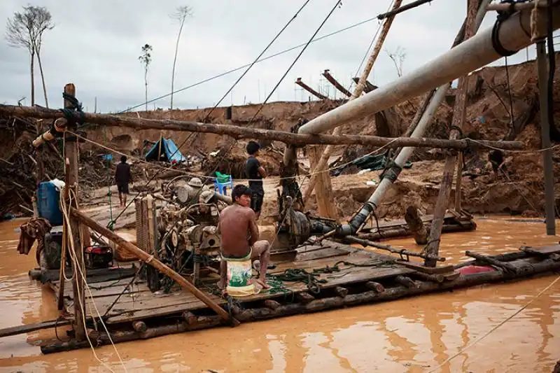 Minieri d oro illegali in Peru 