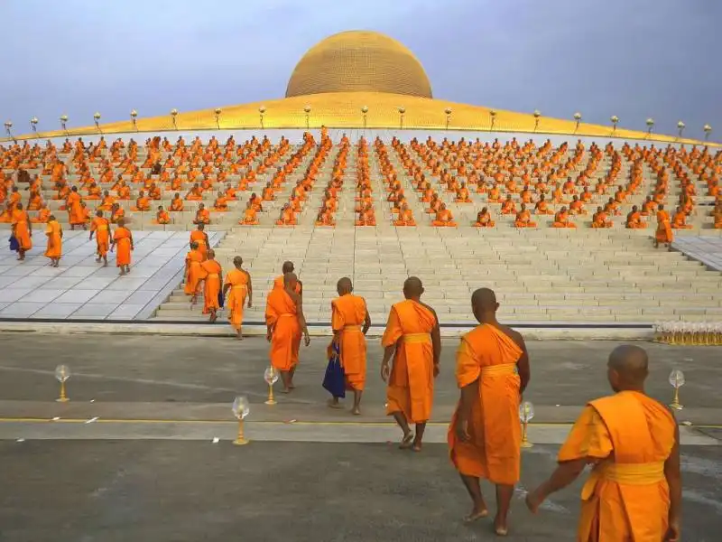 Monaci buddisti al Mukha Bucha Day 