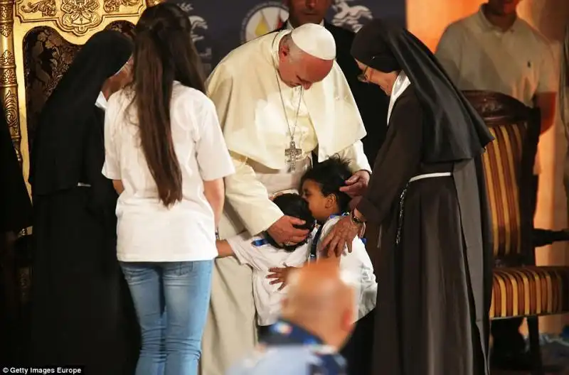 Papa Francesco abbraccia bambini a Betania 