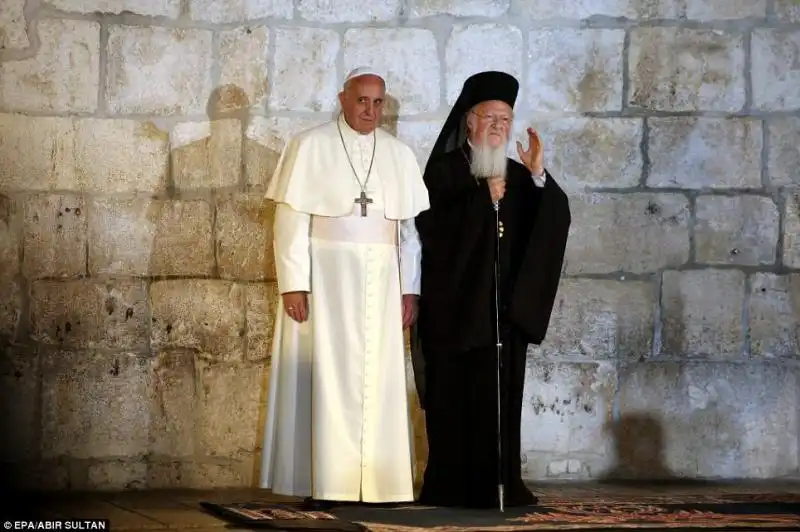 Papa Francesco accanto al Patriarca Bartolomeo I 