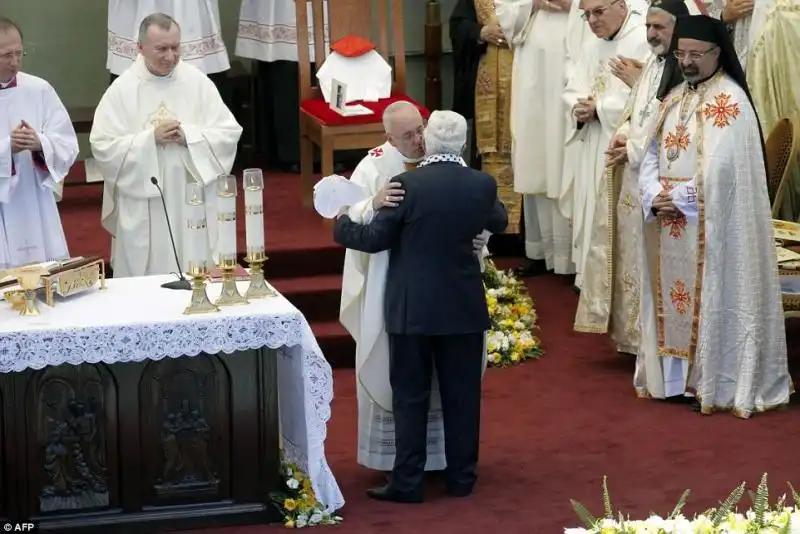 Papa Francesco bacia il presidente Abbas 