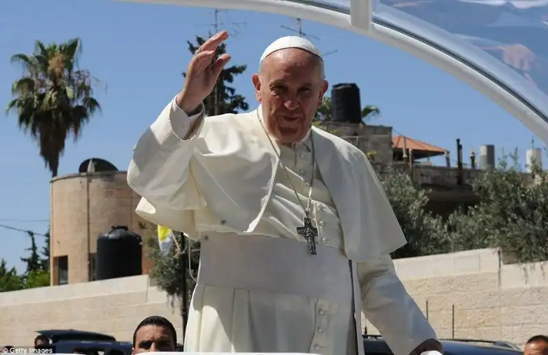 Papa Francesco saluta a Betlemme 