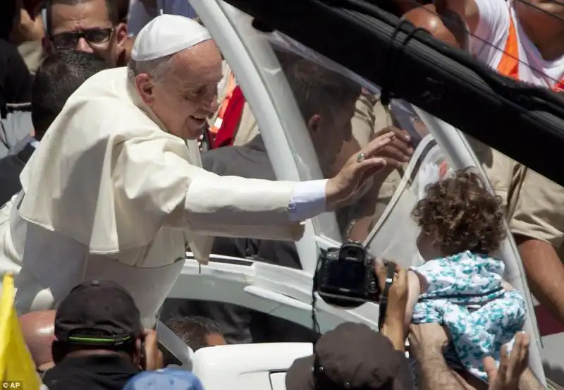 papa Francesco saluta la folla a Betlemme 