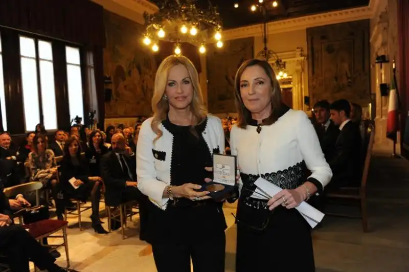 Premio Guido Carli Barbara Palombelli premia Nicoletta Spagnoli 