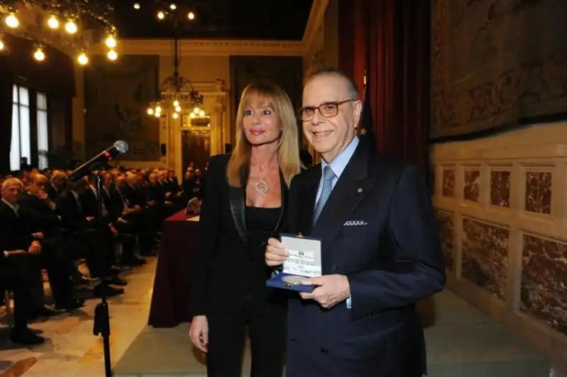 Premio Guido Carli Debora Paglieri premia Francesco Paolo Fulci 